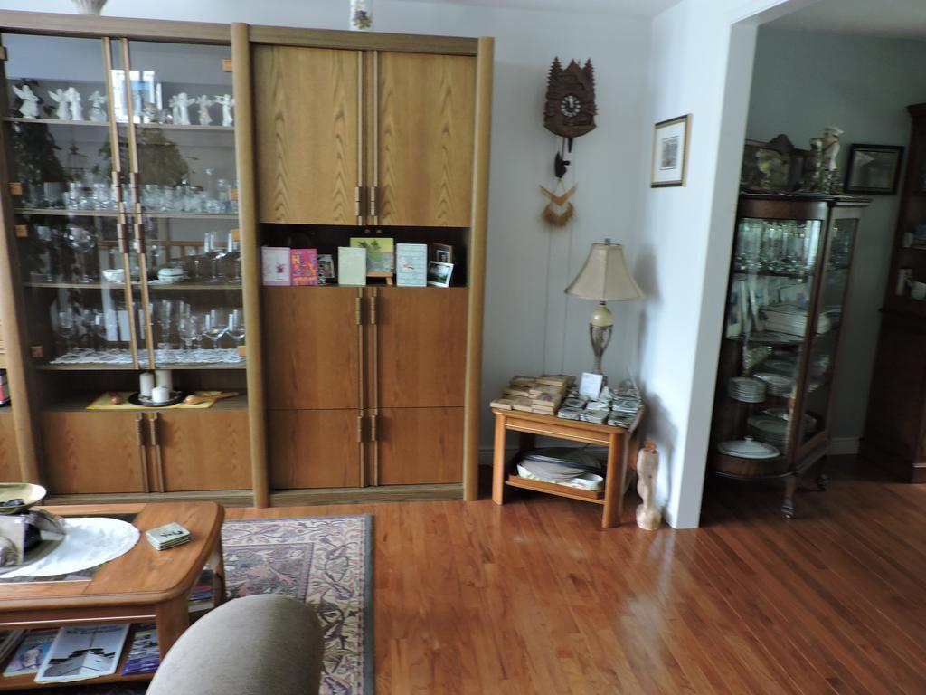 Tucked Inn The Harbour B&B Victoria Harbour Eksteriør bilde